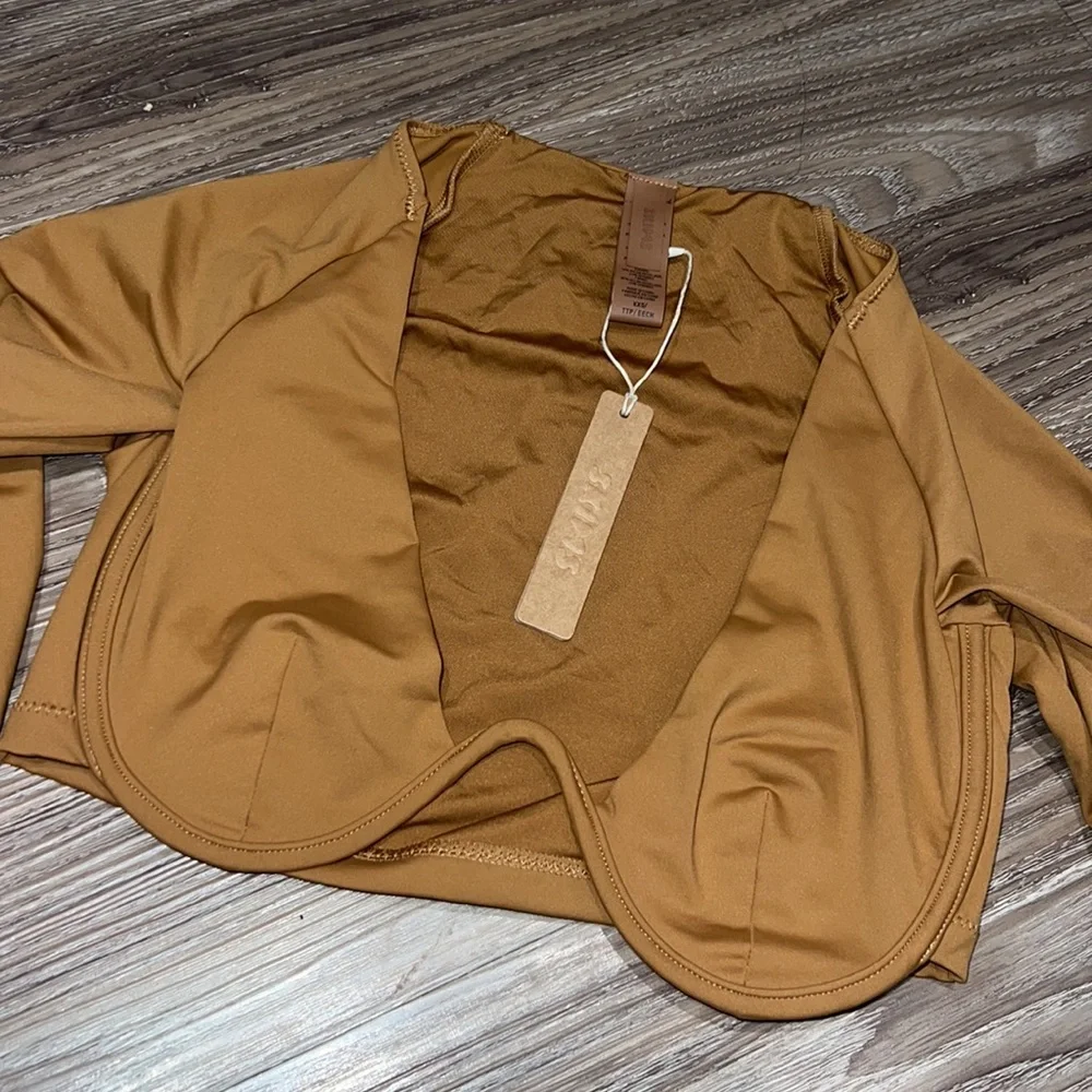 🌷skims long sleeve signature swim top